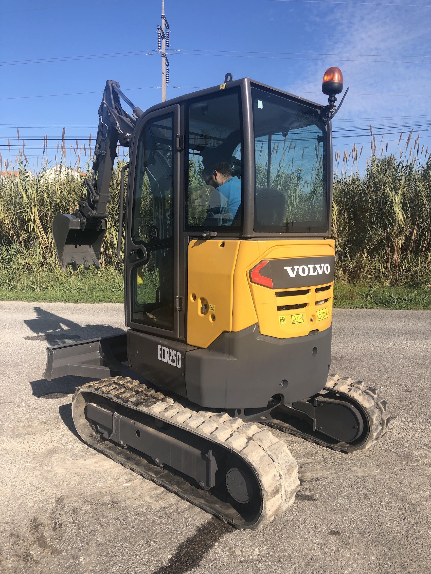 MINI ESCAVADORA VOLVO ECR 25 – Virgílio Máquinas & Equipamentos